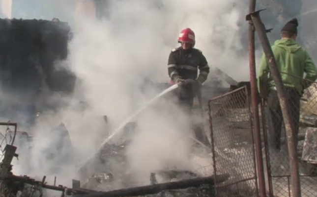 Trei case din Bacau au fost distruse intr-un incendiu. Doi batrani au ars gunoaie in curte si au lasat focul nesupravegheat