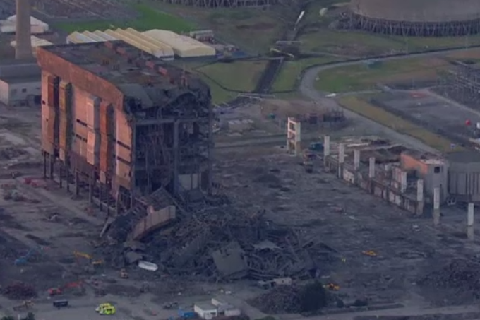 Un mort si trei disparuti dupa ce o centrala termica din Anglia, care urma sa fie demolata, s-a prabusit