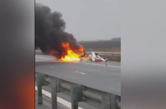O masina a luat foc in mers pe autostrada Nadlac - Arad. Soferul si pasagerul s-au salvat la timp
