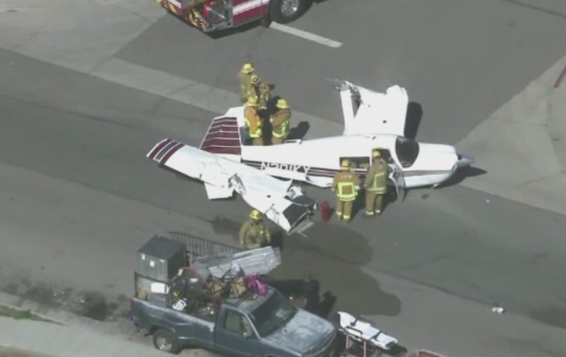 Un avion de mici dimensiuni a aterizat pe un drum. Camerele au filmat momentul in care ridica o masina cu rotile in aer