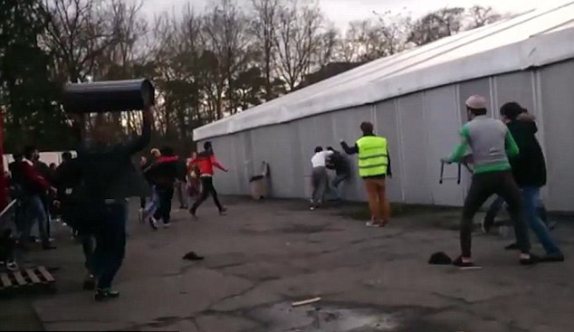 Revolta in Belgia. Peste 100 de imigranti s-au batut dupa ce cativa barbati au atacat o fata pentru ca nu purta esarfa pe cap