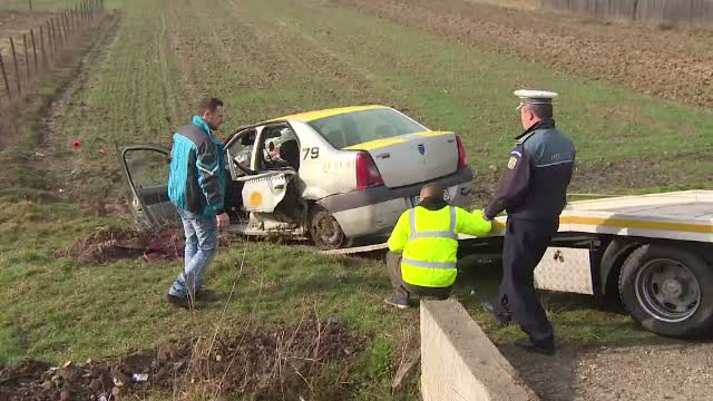 O profesoara de 34 de ani a murit, dupa ce sotul ei a pierdut controlul masinii. Fetita celor doi, in stare grava