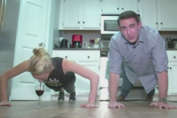 Exercitii fizice in bucatarie, cu un pahar de vin drept stimulent. Clipurile cu care o tanara mama a devenit celebra