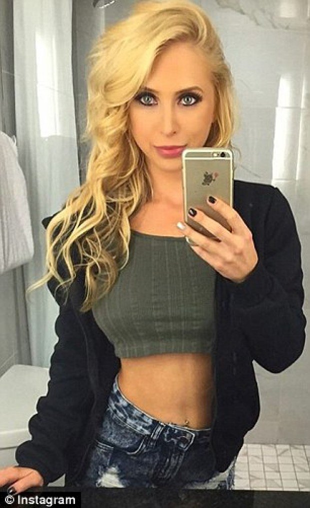 Are un master in marketing si a renuntat la slujba de birou pentru a deveni star porno. Motivul pentru care a facut asta