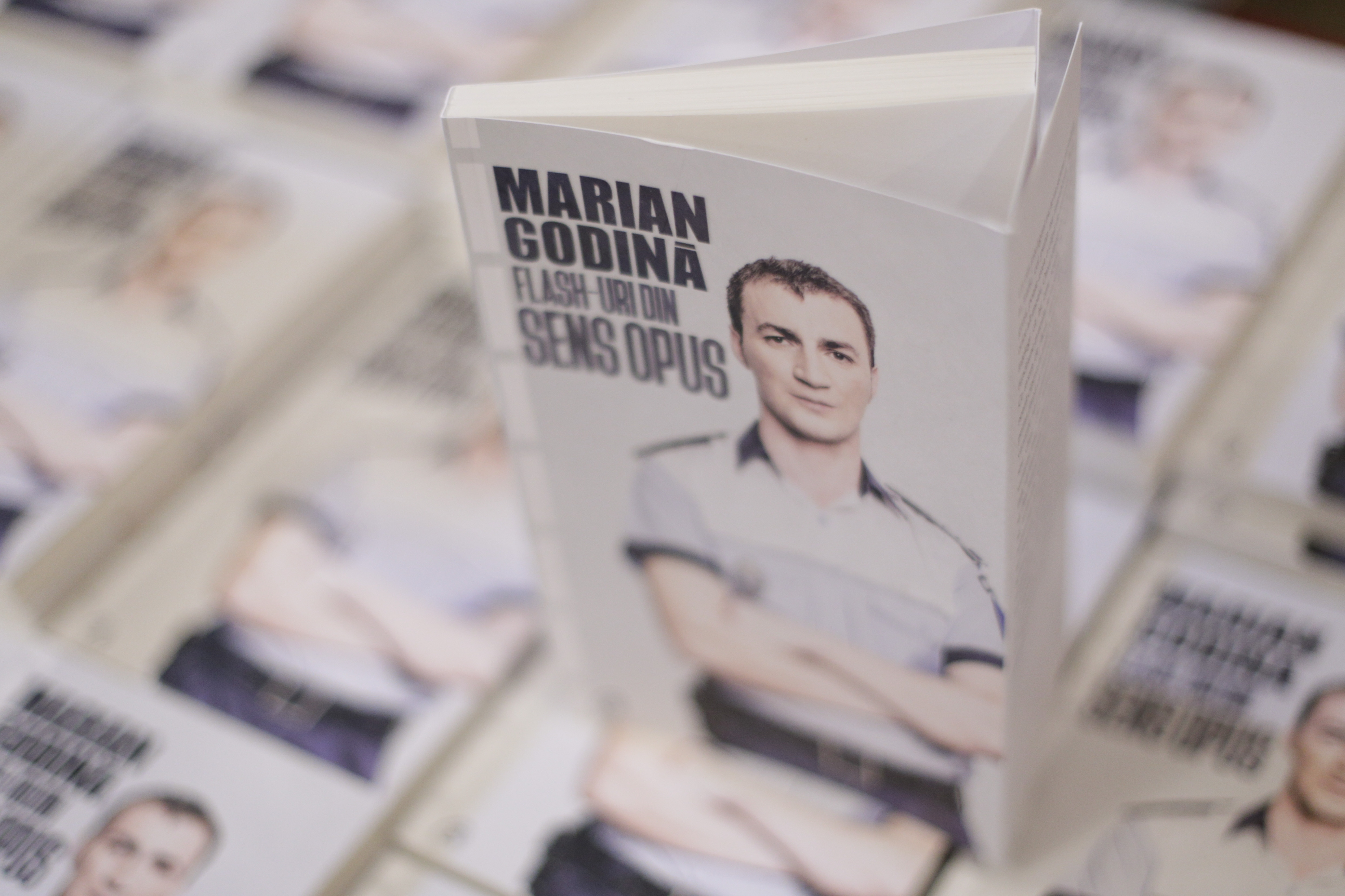 Marian Godina a lansat cartea "Flash-uri din sens opus". Mesajul premierului Ciolos: Fenomenul Godina trebuie sa fie o lectie