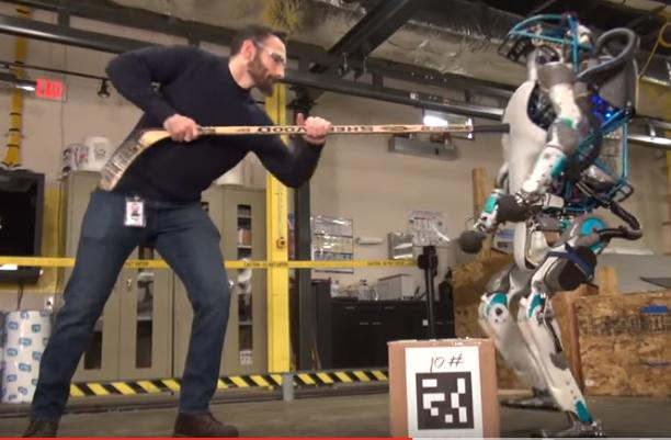 Robotul care deschide usi, isi mentine echilibru si se ridica singur in picioare. Cum arata noua versiune a lui Atlas