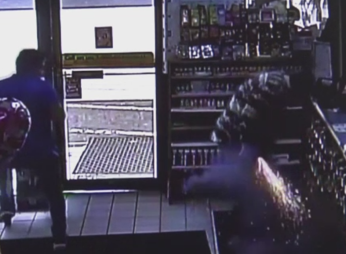 O tigara electronica i-a explodat in buzunar unui barbat, intr-un magazin. Camerele de supraveghere au filmat totul