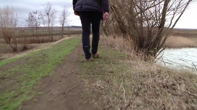 Dosar penal pentru un batran din Iasi. Ce i-a trimis acasa prin colet fiul plecat la munca in Italia