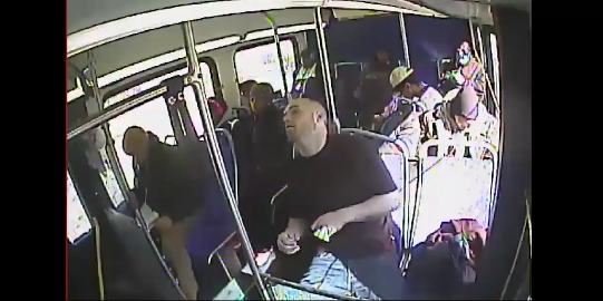 Momentul in care politistii americani salveaza un barbat care a luat o supradoza de heroina intr-un autobuz. VIDEO