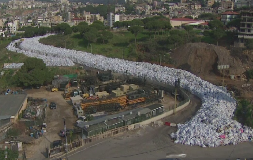 Situatie critica in capitala Libanului, invadata de gunoiul nestrans de luni de zile. De ce stau deseurile pe strazi