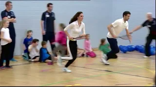 Ducesa de Cambridge, intr-o forma de invidiat. Sotia printului William a atras atentia in timpul unei vizite la o scoala