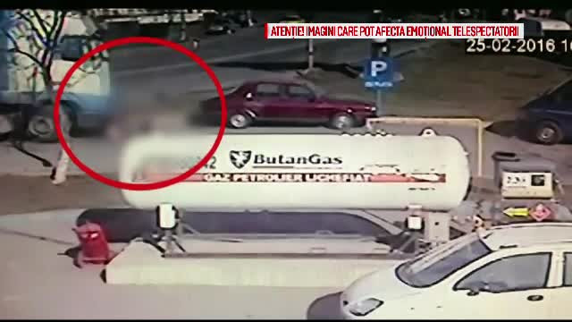 Momentul socant in care un sofer de TIR calca un batran, il scoate de sub roti si il abandoneaza pe asfalt