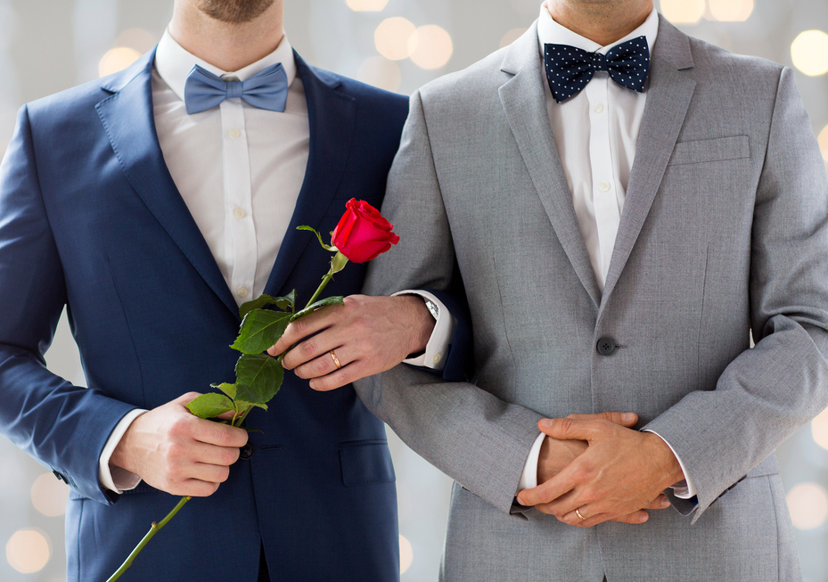 Un cuplu gay a fost arestat dupa publicarea pe Facebook a unei fotografii. Acuzatiile pentru care ar putea fi judecati