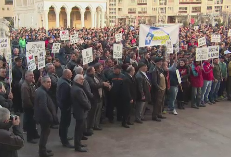 Mii de persoane au protestat la Targu Jiu. Angajatii Complexului Energetic Oltenia se tem ca isi vor pierde locurile de munca