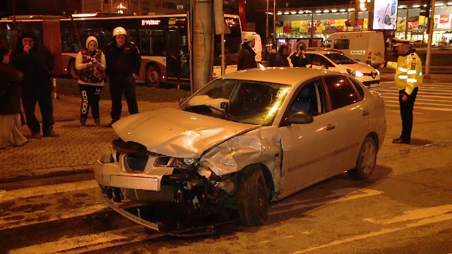 Ambulanta in misiune, lovita de un sofer neatent in Timisoara. Singura ranita a fost o asistenta