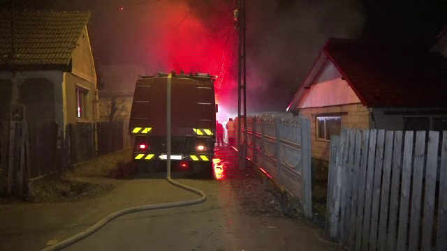 Casa unei familii cu 16 copii, distrusa de incendiu a doua oara, in doi ani. Proprietarii sustin ca focul a fost pus