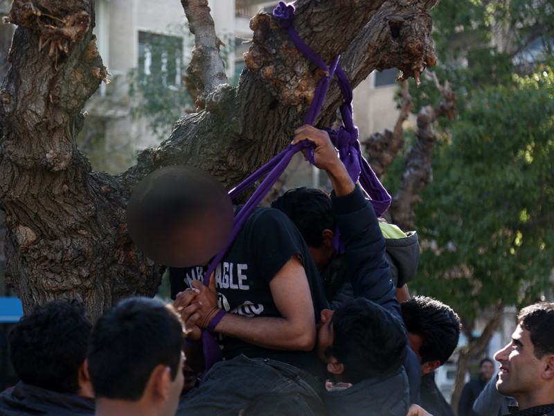 Momente dramatice in centrul Atenei. Disperati ca au ramas blocati in Grecia, doi migranti au incercat sa se sinucida