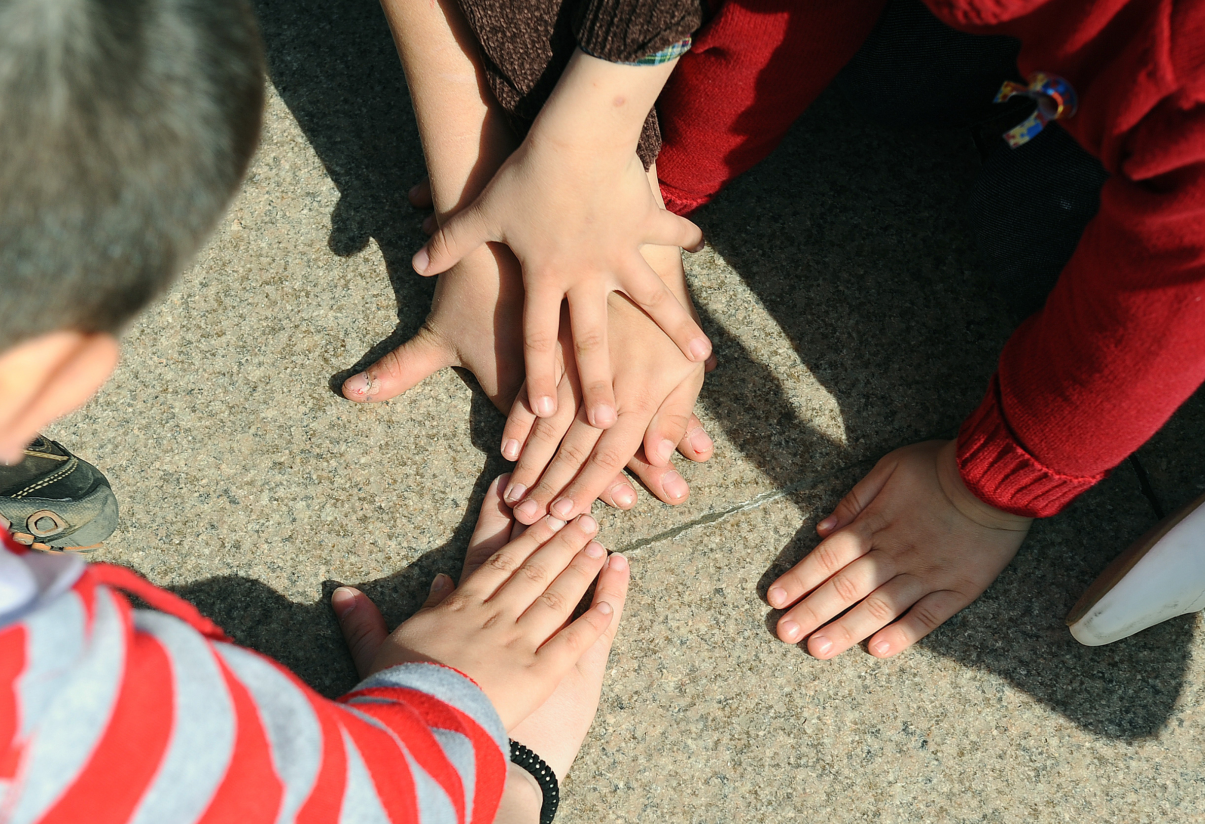 Separate in urma avalansei de noroi din Columbia, doua surori s-au regasit dupa 30 de ani. FOTO