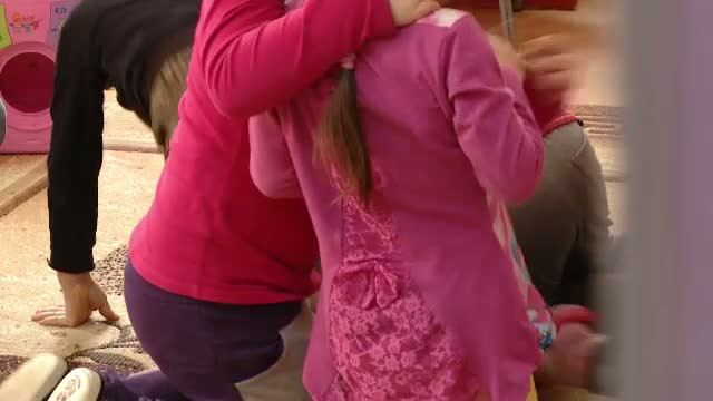 Educatoarea care a fost inregistrata in timp ce jignea un copil de 5 ani, suspendata pana la finalul anchetei din Timis