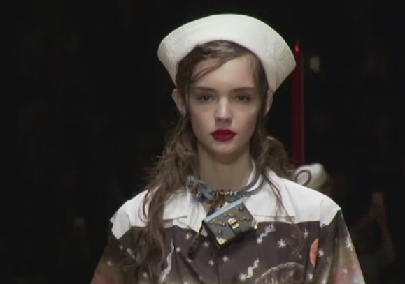 Paltoane militare, corsete feminine si fuste mini. "Femeia-eroina", in viziunea Casei Prada, la saptamana modei de la Milano