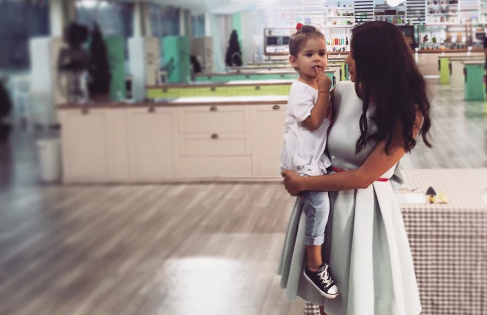 Nicolle Stanese dezvaluie cate kilograme a pus in timpul “Bake Off”. De ce crede ca pana acum nu era "o mama buna"