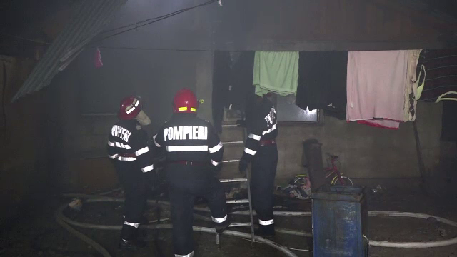 Ramasi sub cerul liber pentru a doua oara in ultimii doi ani. Drama prin care trece o familie cu 16 copii din Baia Mare