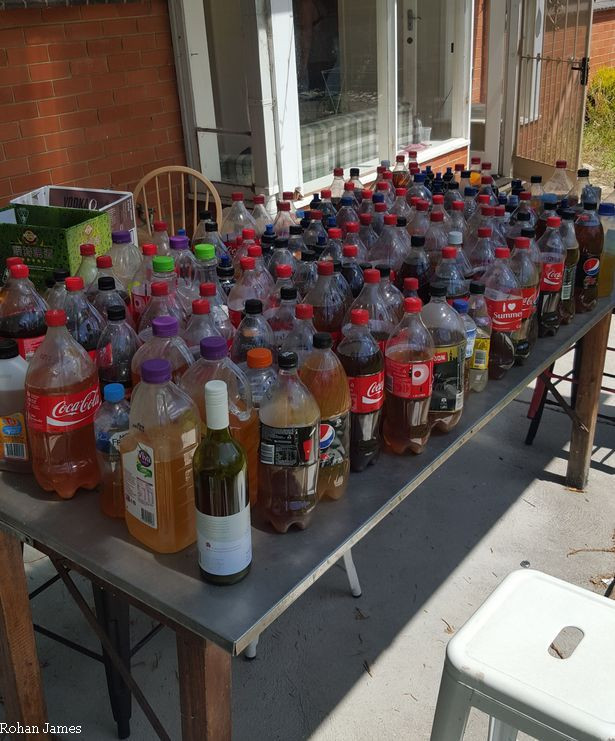 I-a cerut chiriasului sa-i evacueze casa, insa a avut parte de un soc. Ce se ascundea in cele 200 de sticle gasite inauntru