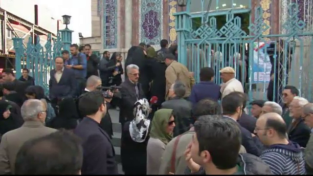 Iranienii au stat la cozi uriase pentru alegeri duble. Miza uriasa a scrutinului la care au votat 32 de milioane de oameni