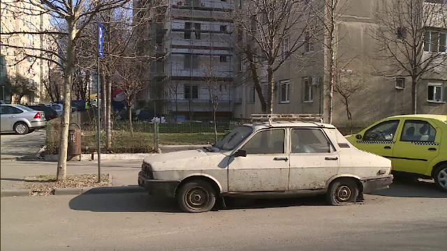 Mii de masini vechi abandonate in Bucuresti, in ciuda crizei de locuri de parcare. Ce risca proprietarii lor