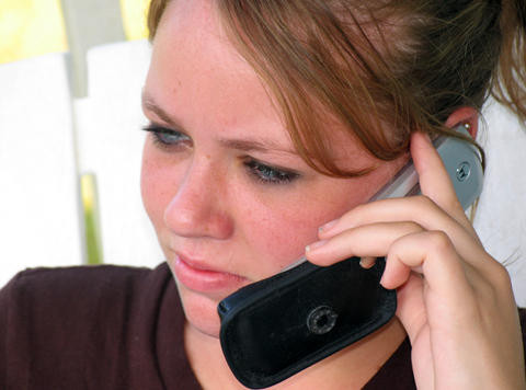 Mai multe sate indiene le-au interzis femeilor singure sa detina telefoane mobile