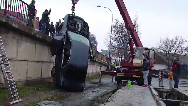 Accident demn de o cascadorie la Targu Mures. Norocul incredibil al unor tineri care au ramas cu masina astfel