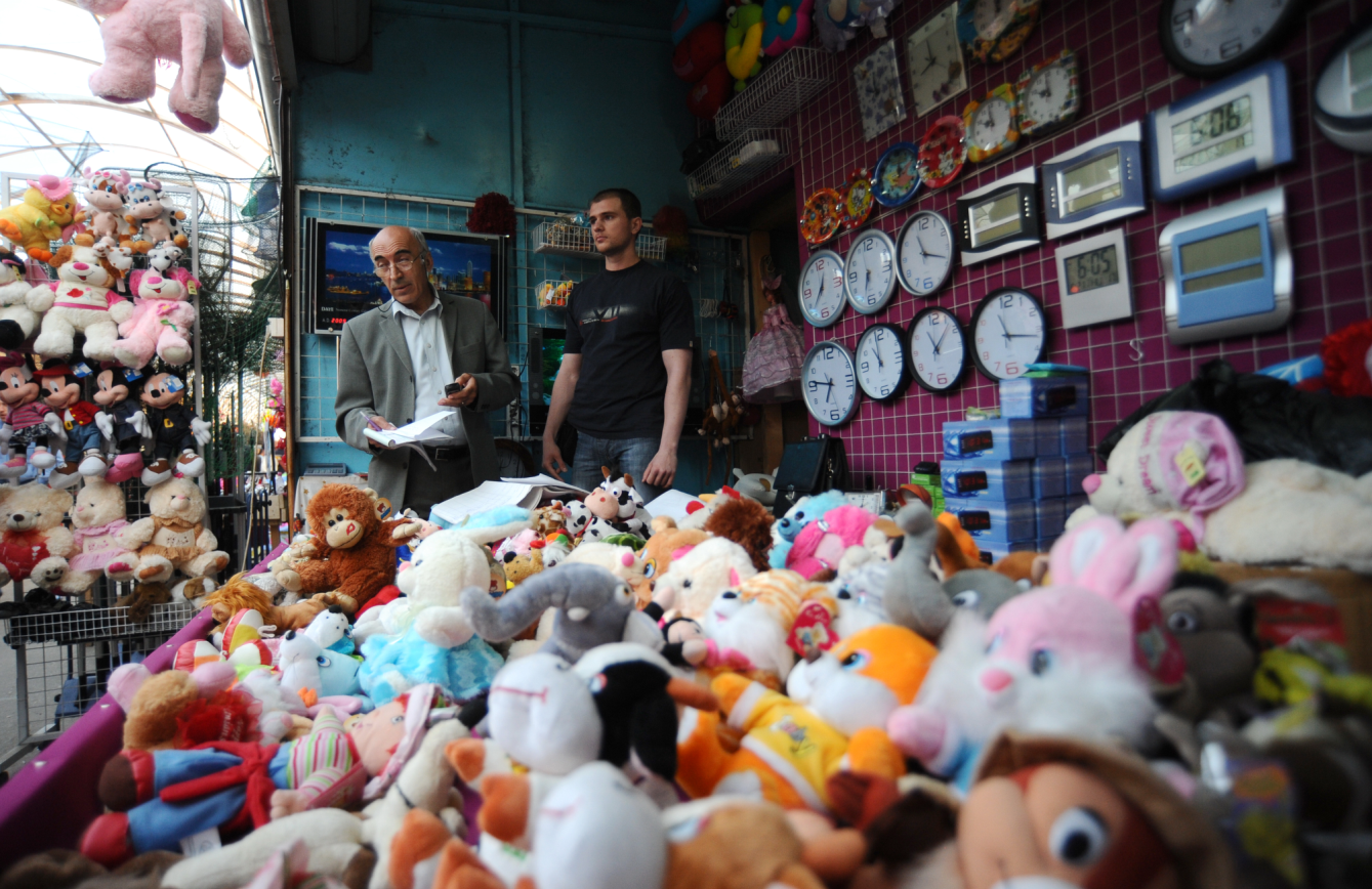 Verificari la complexul Europa, din Capitala. O suta de politisti au investigat activitatea comerciantilor