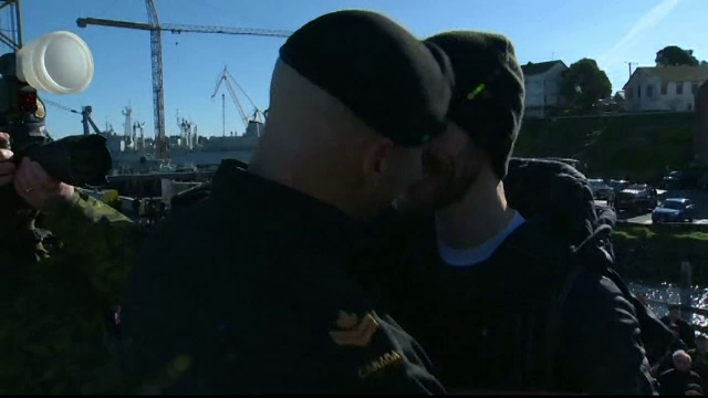 Premiera in marina militara canadiana. Momentul in care un marinar isi revede iubitul, dupa 255 de zile
