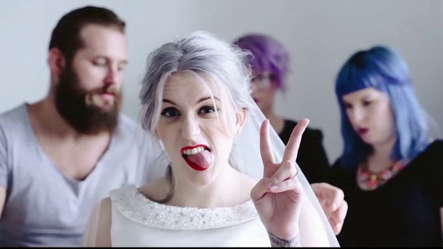 Miresele rock, la moda in 2016. Care sunt cele mai noi tendinte prezentate la targul de la Londra