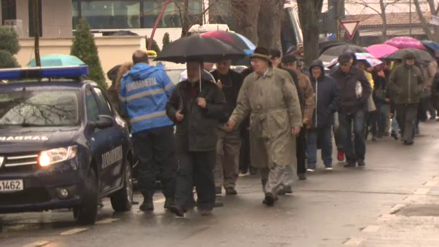 Revolutionarii i-au lasat lui Ion Iliescu un "cadou" in fata casei. "La puscarie, la Jilava, dupa Visinescu"