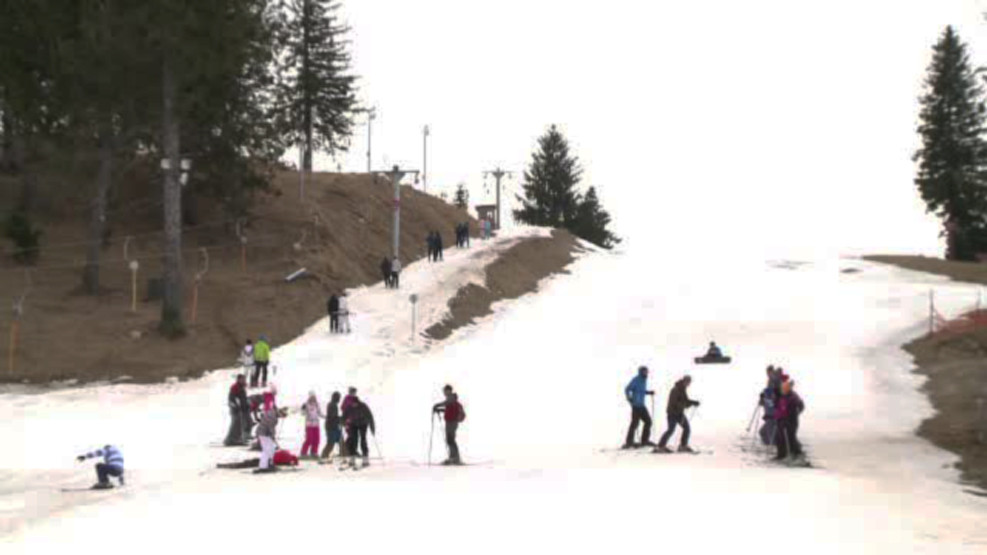 Cel mai slab sezon de schi al deceniului, in statiunile din Romania. Hotelierii aduc zapada noaptea si o tin la umbra