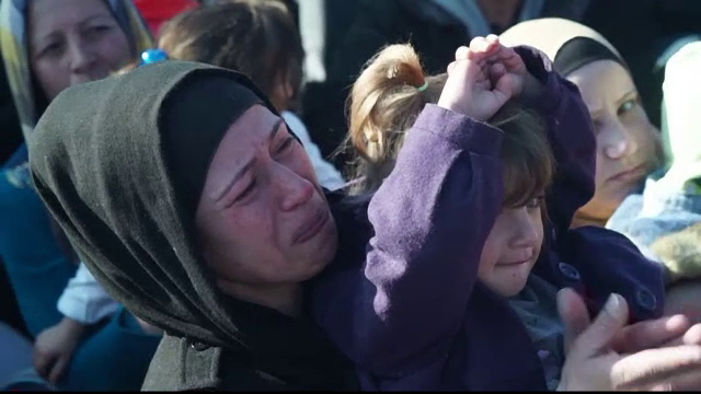 Sute de refugiati, in pragul disperarii la granita Greciei cu Macedonia. "Au dormit direct pe pamant, in ploaie."