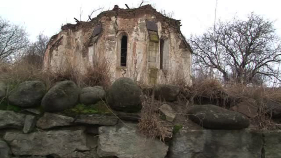 Descoperire extraordinara intr-o biserica ruinata din Transilvania. Ce s-a vazut pe perete dupa ce a cazut tencuiala