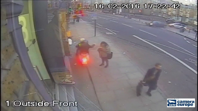 Metoda prin care hotii din Londra au inceput sa fure telefoane. Victimele abia daca isi dau seama ce se intampla