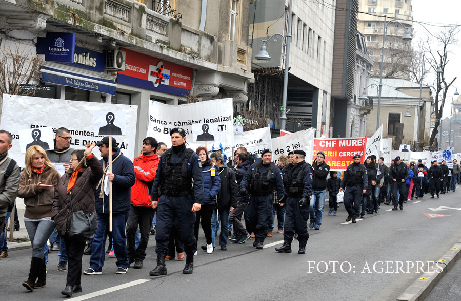 Mugur Isarescu, despre protestul debitorilor la banci: "Sa arunci lei e ca si cum ai terfeli tricolorul sau fluiera imnul"