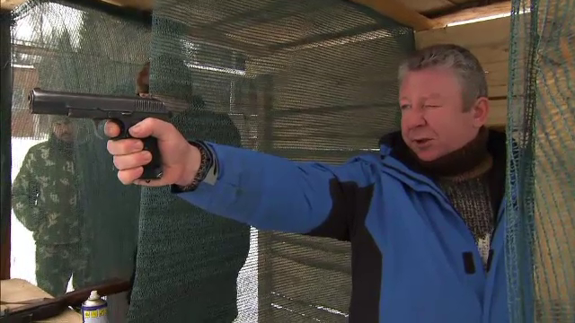 tras cu pistolul