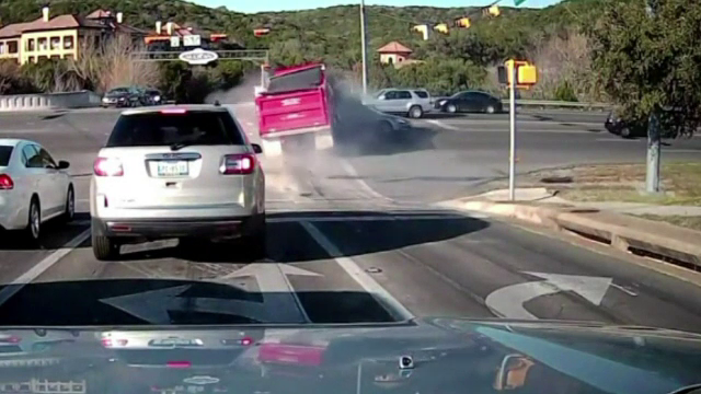 Accident violent in SUA. Momentul in care o basculanta intra cu viteza intr-o intersectie aglomerata