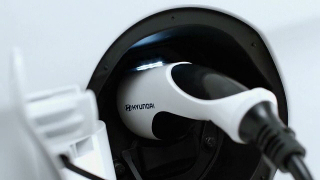 Salonul Auto de la Geneva. Jaguar prezinta masina cu motor V8 de cinci litri, care poate atinge 321 km/h