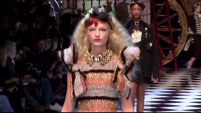 Dolce & Gabbana si-a prezentat noua colectie la Milano. Show-ul a avut loc intr-un decor de basm
