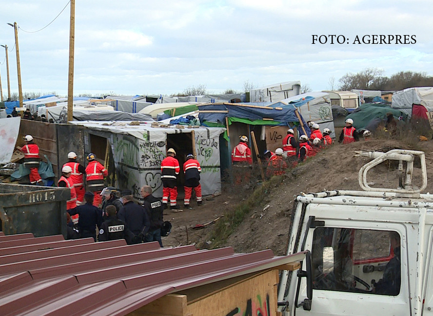 Francezii incearca sa desfiinteze "Jungla" de langa Calais. De ce refugiatii nu vor sa se mute in alte tabere