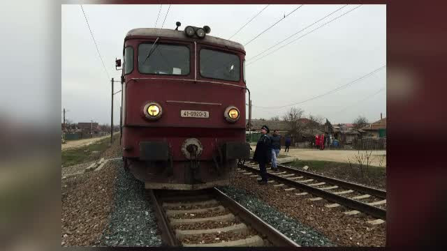 Un tanar din Romania a murit, lovit de doua trenuri. Martorii au ramas fara cuvinte cand au aflat cine este victima