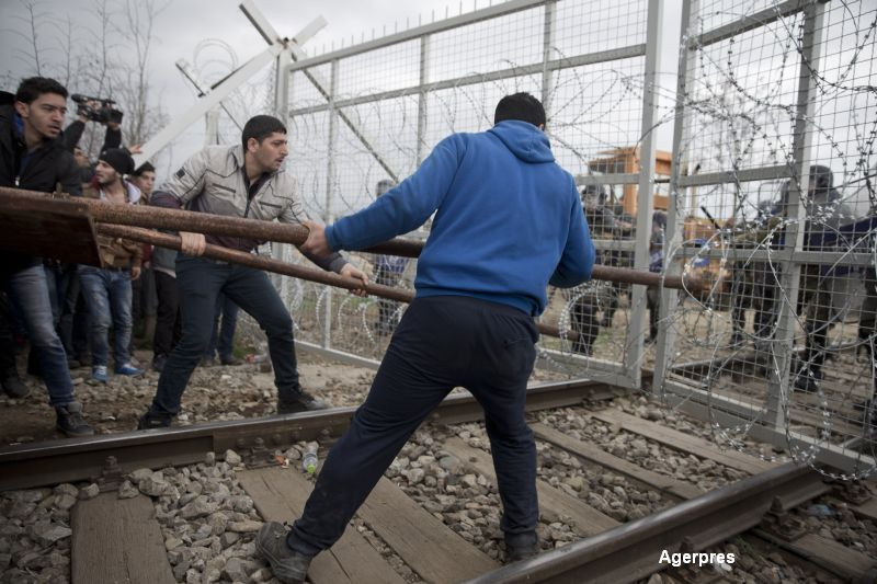 Violente la granita dintre Grecia si Macedonia. Politia a aruncat cu gaze lacrimogene intr-un grup de 300 de imigranti