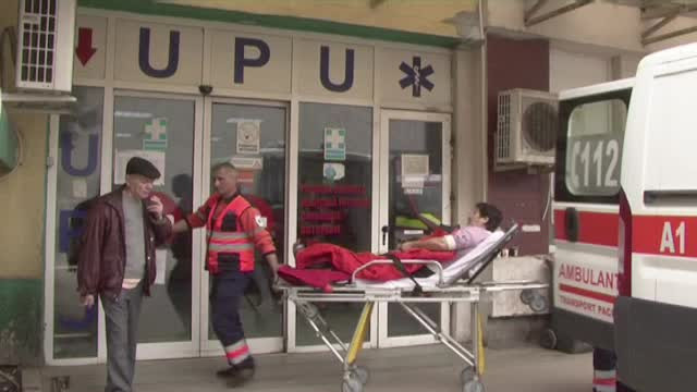 Vanzatoare injunghiata la Craiova. Femeia a incercat sa opreasca un barbat care fura o paine din magazin