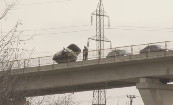 Se grabea la un interviu de angajare si a ajuns suspendat cu masina pe un parapet. Amenda pe care a primit-o