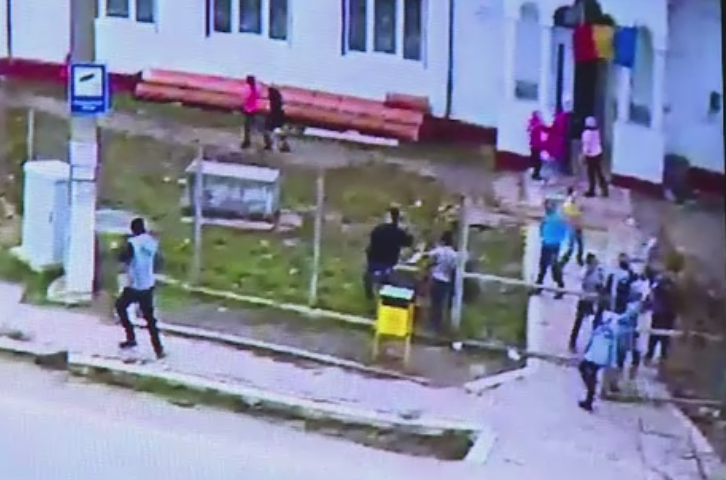 Si-a vizitat sora la scoala, dar a fost bagat in coma de elevi de clasa a III-a. Filmul evenimentelor scandaloase